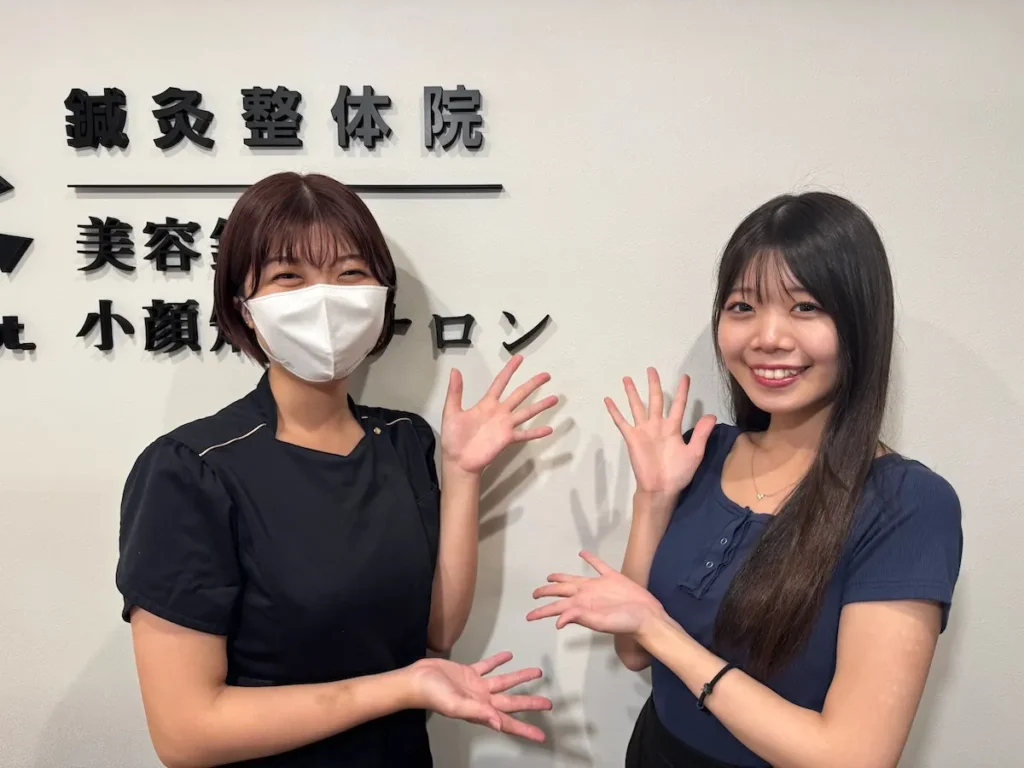 「opt.鍼灸整体院のスタッフとお客様の笑顔の2ショット。施術後の安心した表情が印象的です。」