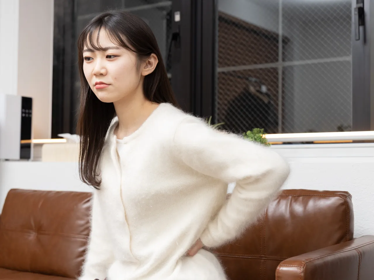 腰を押さえている女性